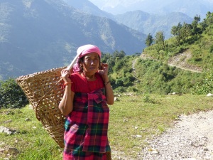 Denna kvinna var påväg till grannbyn för att hämta mat till sina vattenbufflar.